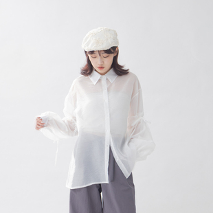 QUEENSHOP 2025秋冬新品女装荷叶绑带澎袖透肤衬衫罩衫01025673