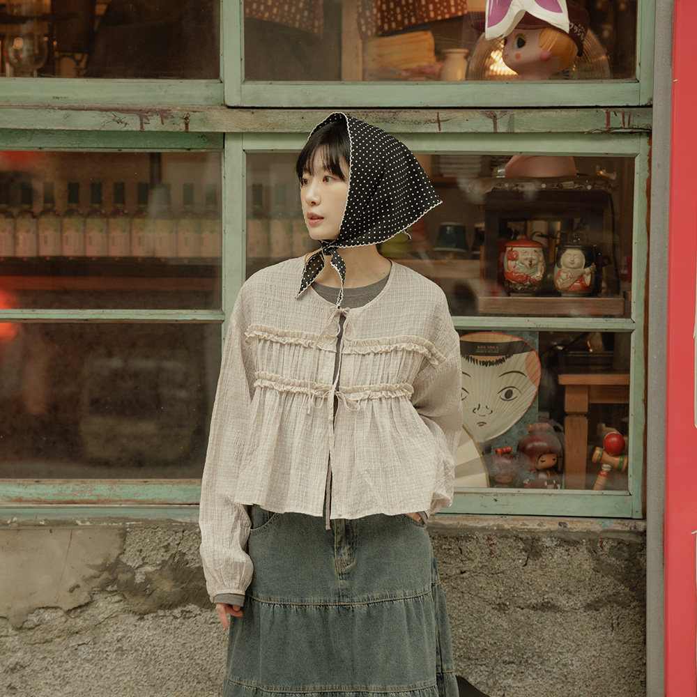 QUEENSHOP 2026春夏新品女装透肤织纹荷叶剪接绑带罩衫