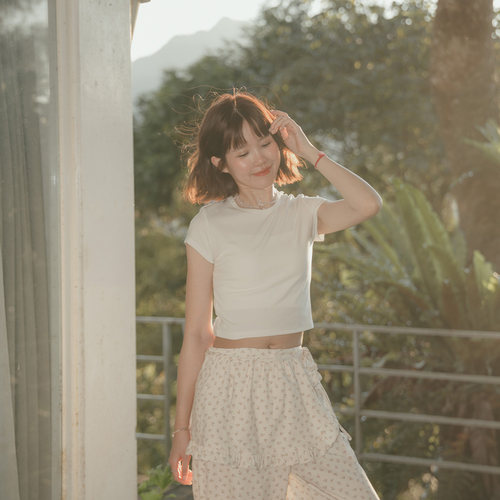 QUEENSHOP2026春夏新品女GINNY联名素面合身短版上衣-白01099832