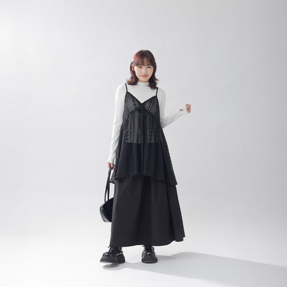 QUEENSHOP 2025秋冬新品女装V领缇花透肤细肩罩衫背心