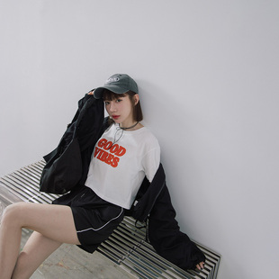 繽紛撞色英文貼布短袖 QUEENSHOP 2025春夏新品 女裝 上衣01190288