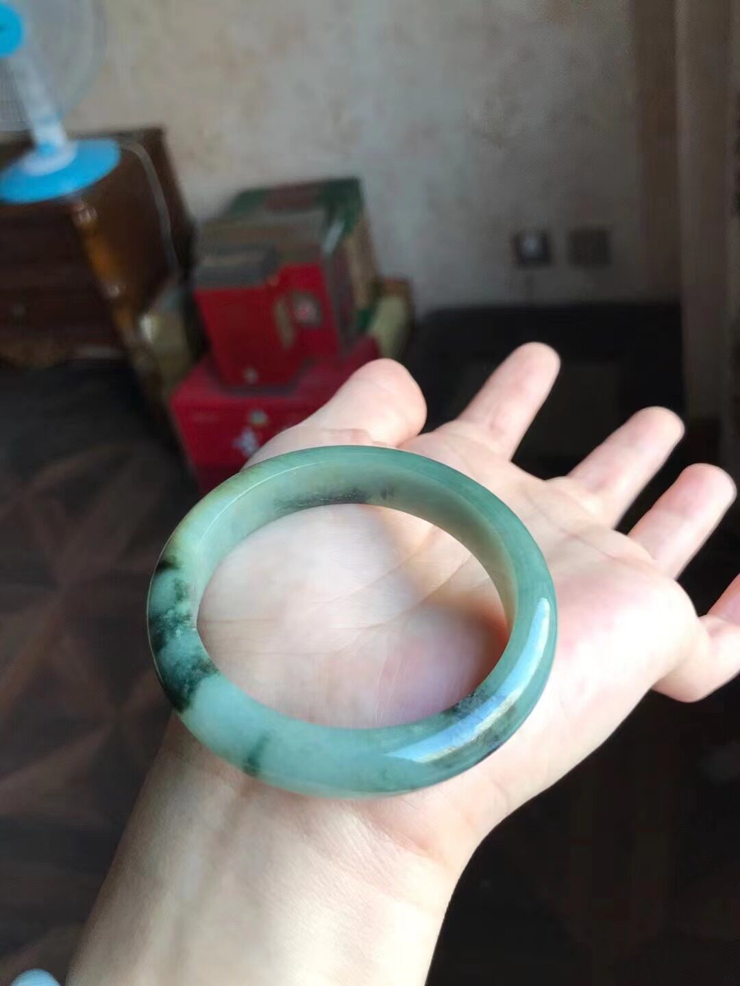 8圈,翡翠手镯,水头很好,内外侧表皮小的浅裂,佩戴不多明显