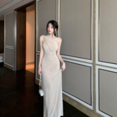 S曲线飘带斜肩连衣裙修身 Tongse 维也na 性感露背包臀纯欲长裙