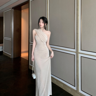 性感露背包臀纯欲长裙 S曲线飘带斜肩连衣裙修身 Tongse 维也na