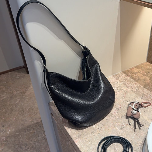 2025新款泡泡纹羊皮水桶包