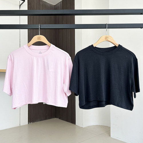 UA安德玛女子短款圆领短袖