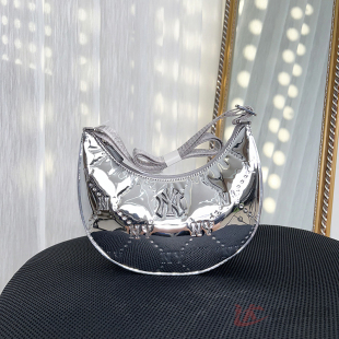 25新款 MLB儿童斜挎包男女童NY复古老花月牙包单肩休闲包7ACRMD75N