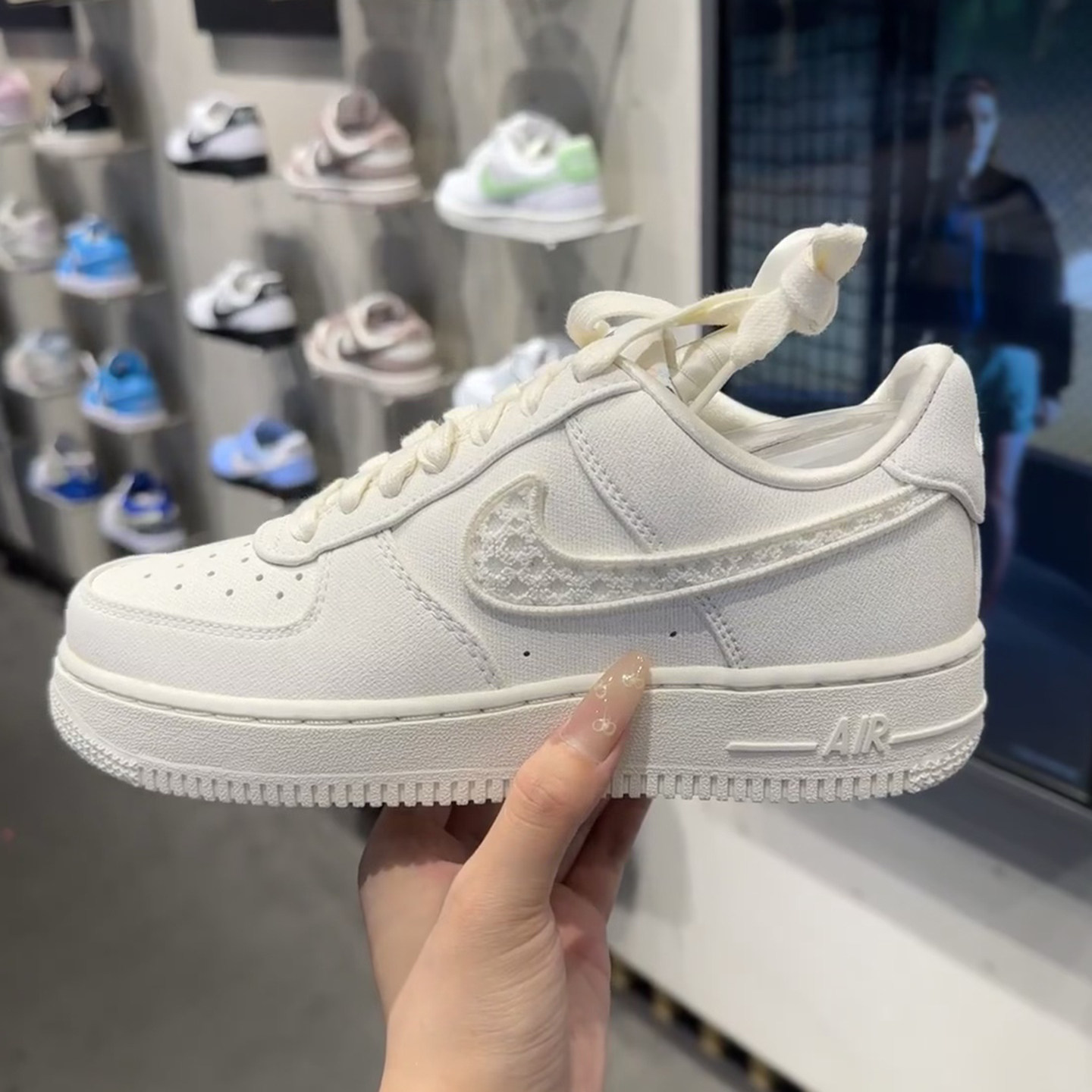 Nike耐克女子空军一号蕾丝板鞋