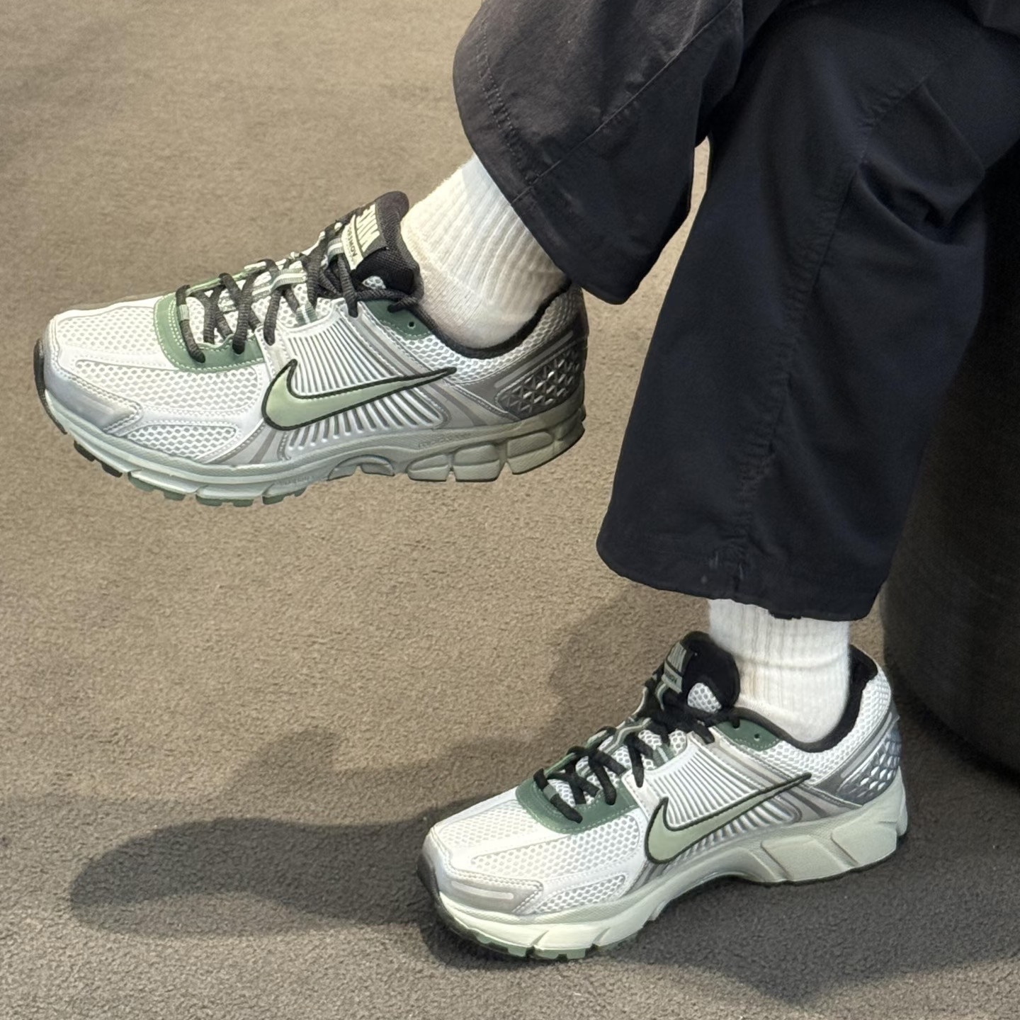 25新款Nike耐克男子运动鞋迈柔ZOOM VOMERO 5复古跑步鞋IM3372