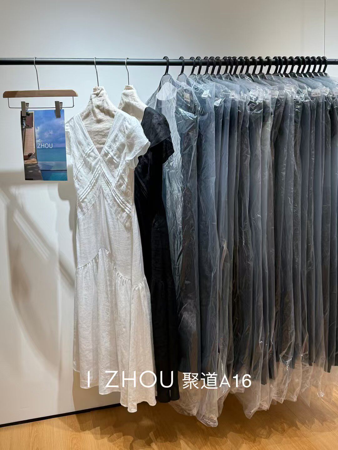 欧洲站2026夏季新款设计师款小众度假风亚麻短袖袖v领连衣裙长裙