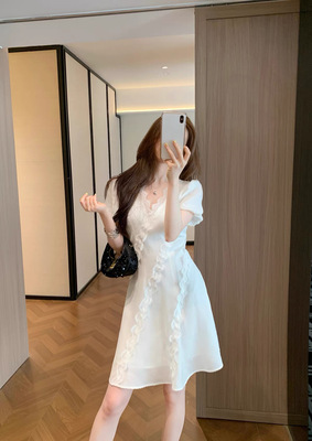欧洲站2026夏季新款设计师款小众蕾丝花边v领小女人时尚连衣裙