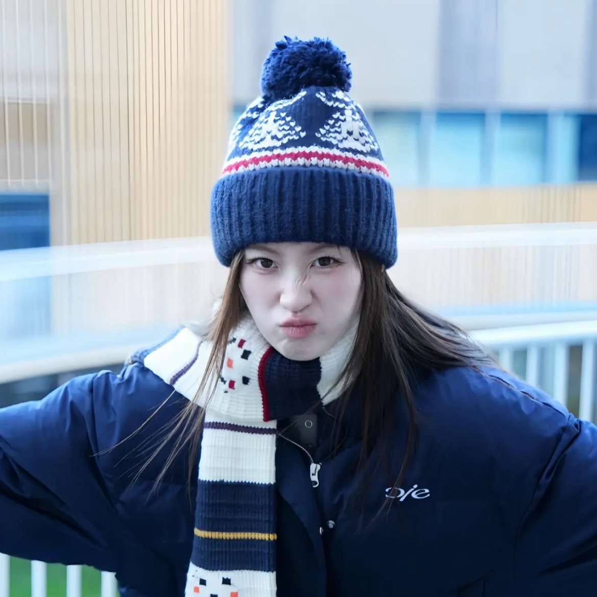 网红圣诞雪花毛线帽复古学院加厚针织帽毛球显脸小保暖护耳帽撞色