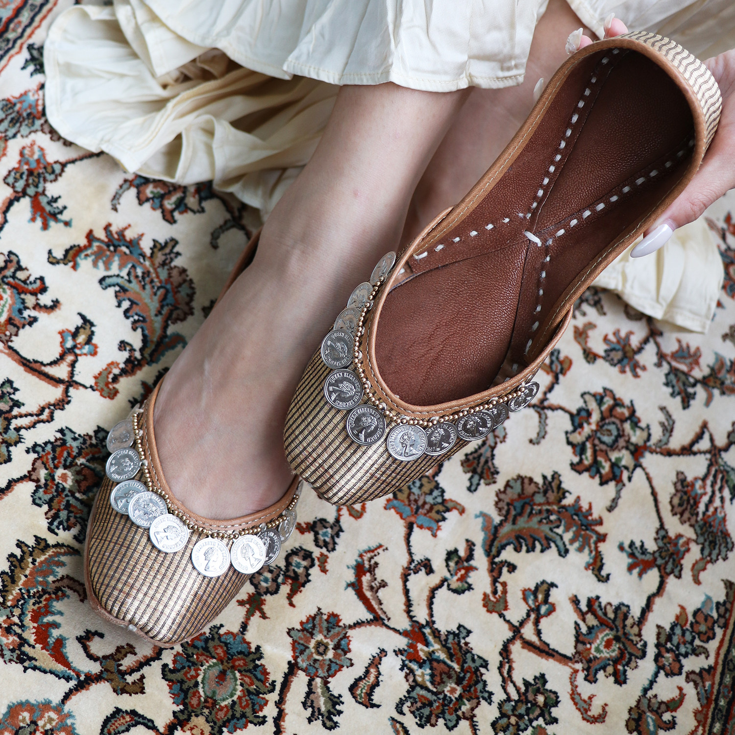 钱币 I 复古民族风银币点缀温柔气质手工刺绣女式平底单鞋