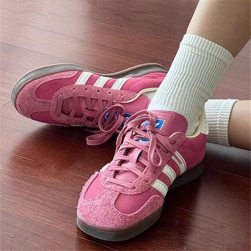 阿迪达斯德训鞋女款adidas三叶草Gazelle复古运动板鞋红色 IF1809