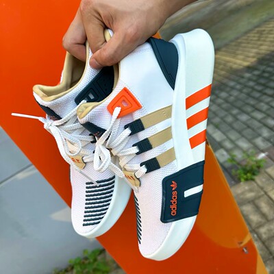 Adidas阿迪达斯缓震跑步鞋