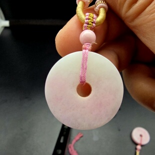 独山玉独玉精品芙蓉红粉红料平安扣精致吊坠路路通挂件直径26mm