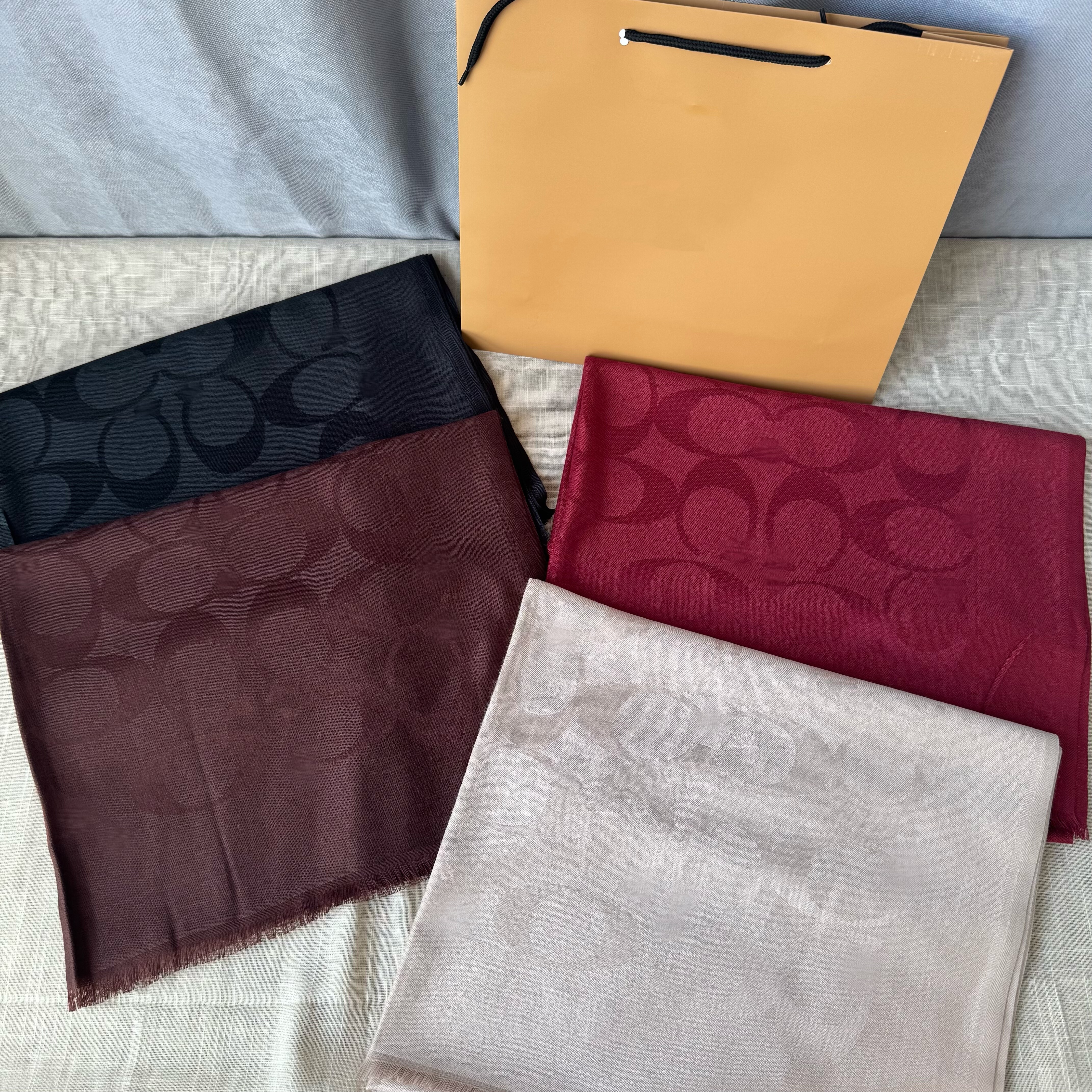 大c字母提花红黑奶油色围巾披肩