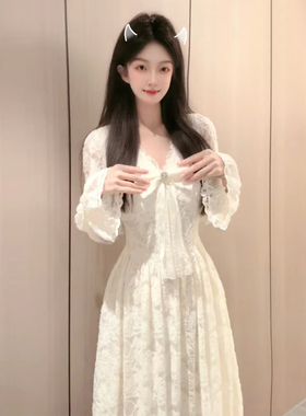 法式白色v领蕾丝长袖连衣裙子女秋冬2025新款高级感气质收腰长裙