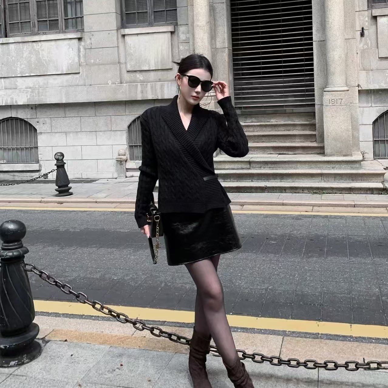 秋季慵懒清冷洋气酷飒风高级知性时髦针织西装领上衣+皮裙套装