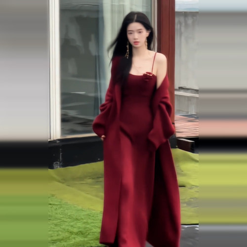 红色连衣裙子女秋冬季2025新款圣诞穿搭一整套装吊带长裙跨年战袍