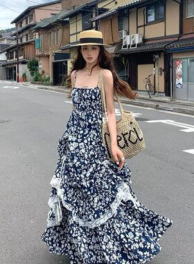 法式碎花吊带连衣裙女夏季新款日系度假风蕾丝拼接大摆裙显瘦长裙