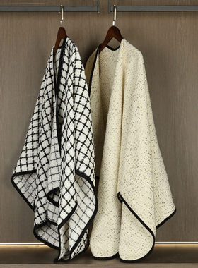 衣帽间轻奢风女士披肩外套摆件