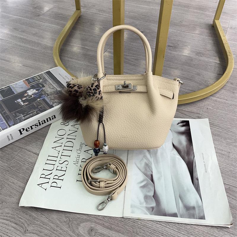 2025新款时尚荔枝纹软皮水桶包休闲纯色皮带装饰手拎包单肩斜跨包