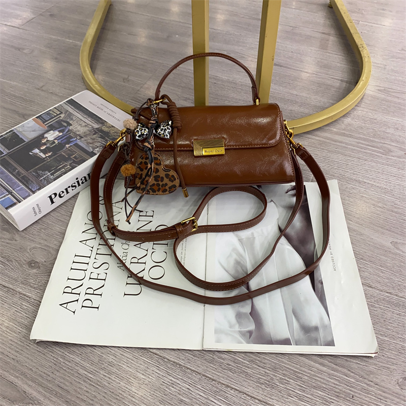 2025新款时尚油蜡皮小方包质感百搭手提包小众设计纯色单肩斜跨包