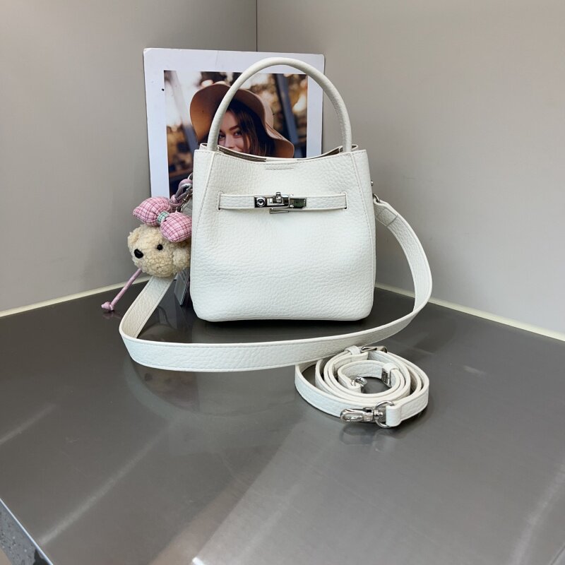 2026新款韩版荔枝纹软皮水桶包纯色百搭手提包质感单肩包斜跨包女