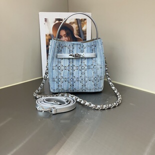 2026新款时尚牛仔蓝色水桶包个性百搭镶钻手提包质感百搭单肩斜跨