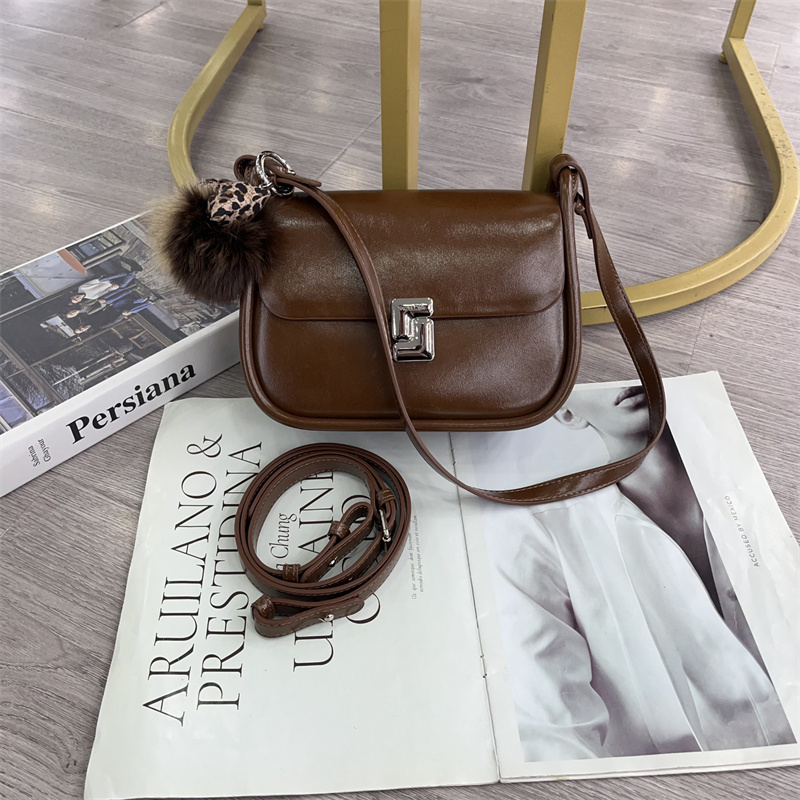 2025新款时尚油蜡皮小方质感百搭翻盖腋下单肩包简约纯色斜跨包女