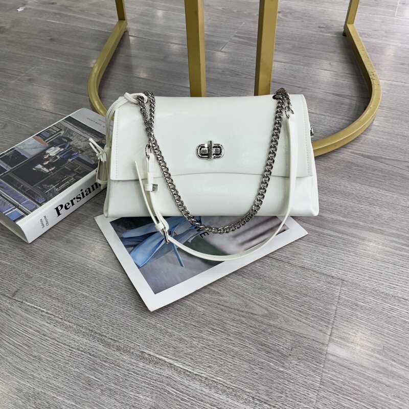 2026新款油蜡皮邮差包小众设计百搭锁扣链子拼接腋下单肩斜跨包女