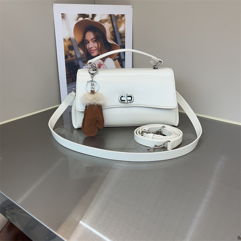 2025新款时尚油蜡皮小方包小众设计锁扣手提包纯色百搭单肩斜跨包