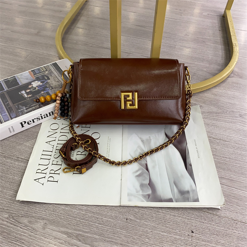 2025新款时尚潮流油蜡皮小方包质感链子腋下单肩包简约百搭斜跨包