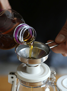 日本不锈钢漏斗迷你家用液体分装器倒酒工具带把手小巧厨房注油器