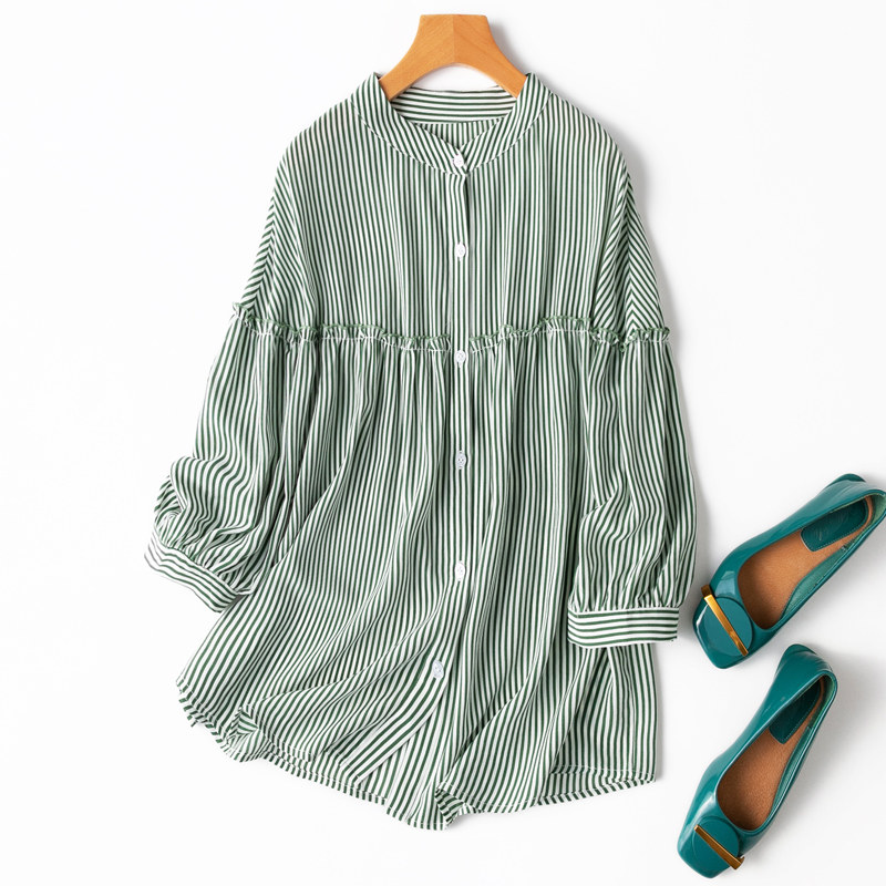 轻松度假风绿白竖条纹印花桑蚕丝宽松版型立领中袖女式上衣衬衫