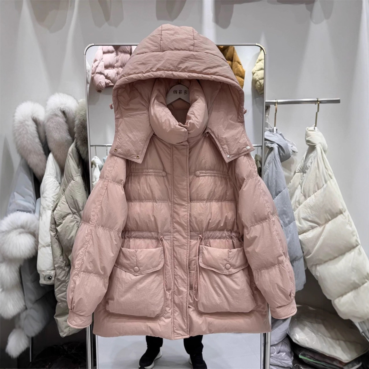 气质连帽收腰羽绒服女短款2025冬新款包扣加厚显瘦白鸭绒保暖