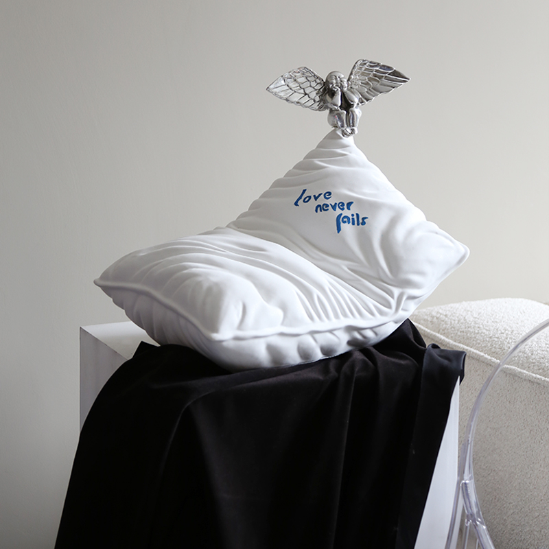 留连创意树脂枕头雕塑