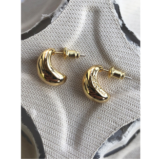 八奶月牙字母精致耳钉the barnnet耳环fever同款法式百搭通勤款