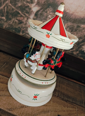 朋友国外带回实木旋转木马音乐盒摆件孤品（磕碰、歪、不响）