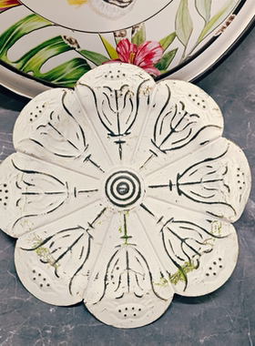 铁艺浮雕花朵造型托盘瑕疵特价出孤品（背后少了一个高脚）