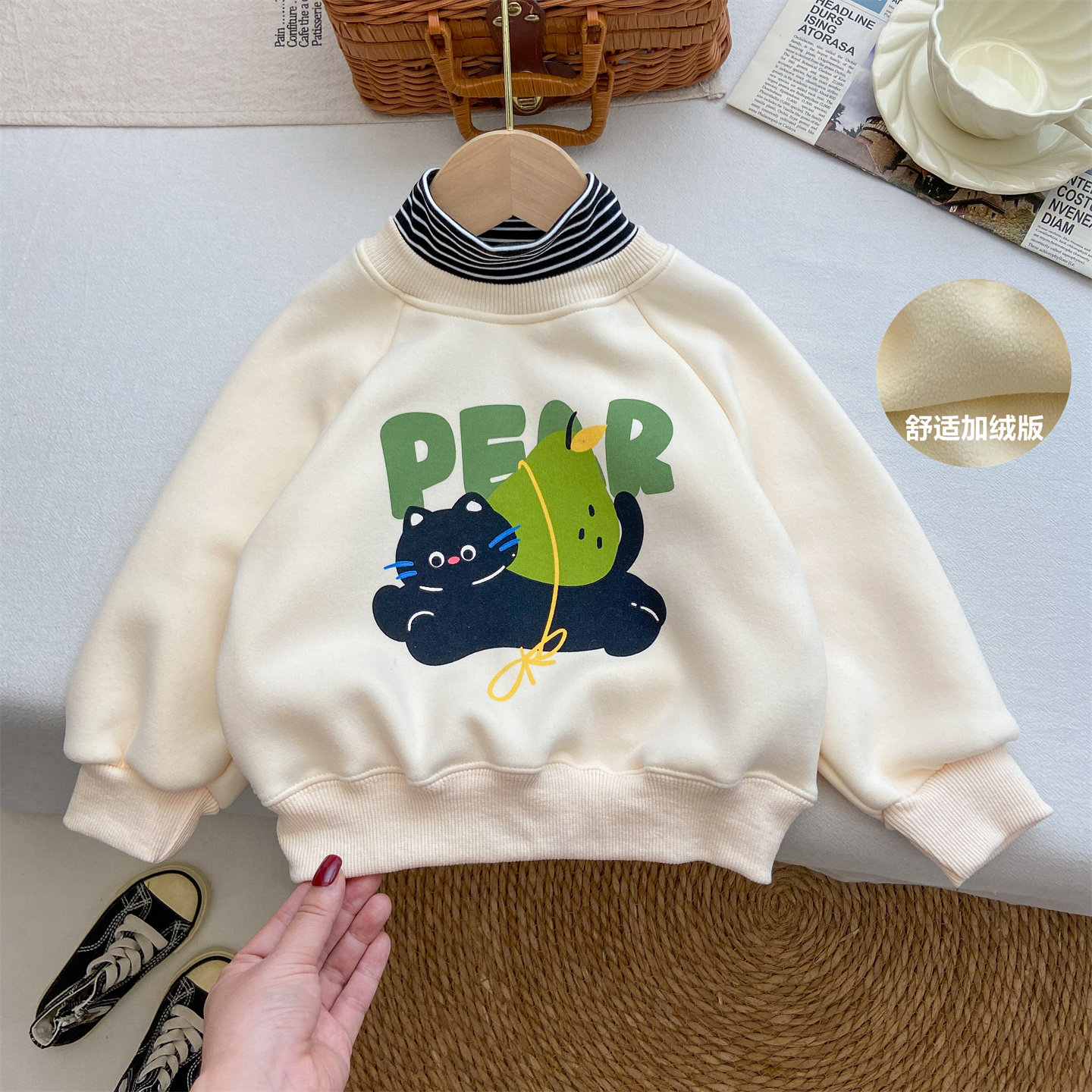 女童加绒卫衣2025新款洋气半高领上衣宝宝秋冬季米白色小猫套头衫