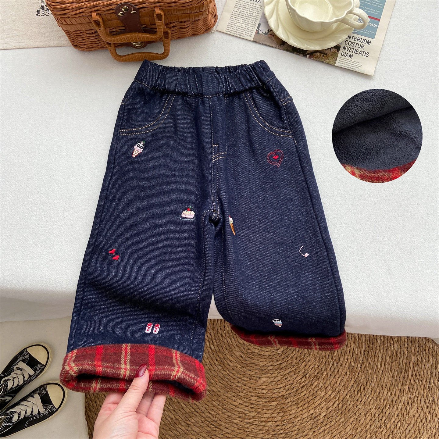 女童裤子2025新款冬季洋气刺绣牛仔裤加绒格子翻边直筒裤宽松长裤