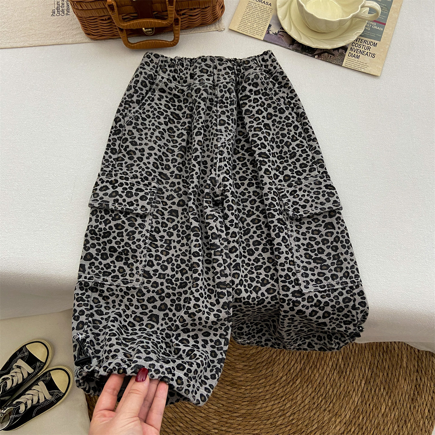 女童裤子春秋款2026新款春季工装裤灯笼裤时髦宽松豹纹牛仔裤长裤