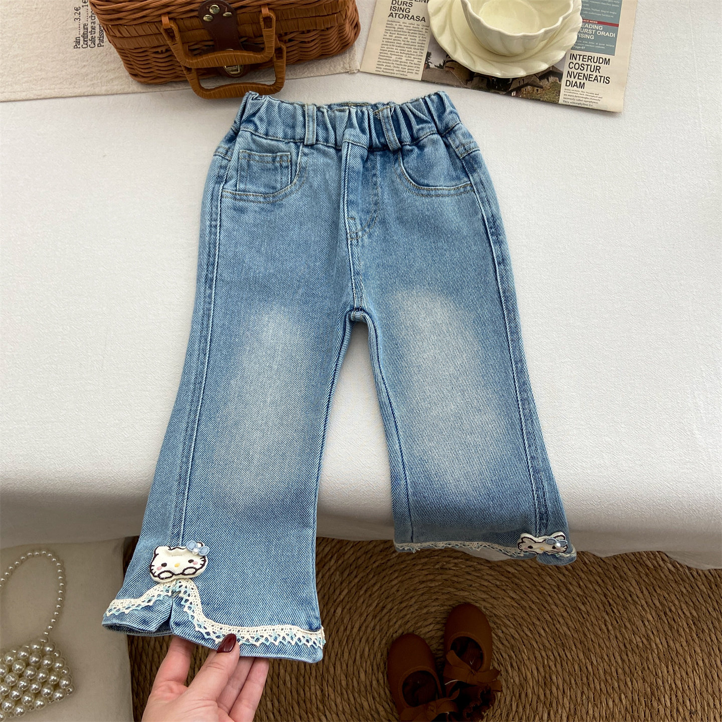 女童裤子春款2026新款洋气开衩喇叭裤春秋季长裤韩系小猫牛仔裤潮