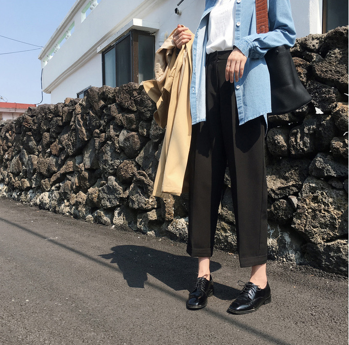 Black straight pants with large loose and thin look and wide leg suit pants fashionable