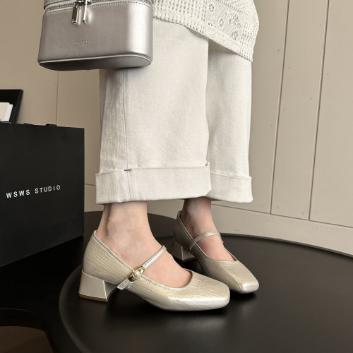 配裙子显瘦新款一字扣带玛丽珍鞋