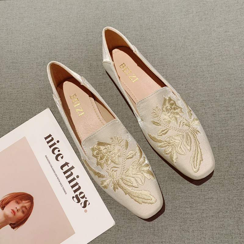 2026年新款刺绣布面复古方头平底单鞋女一脚套舒适软底通勤工作鞋