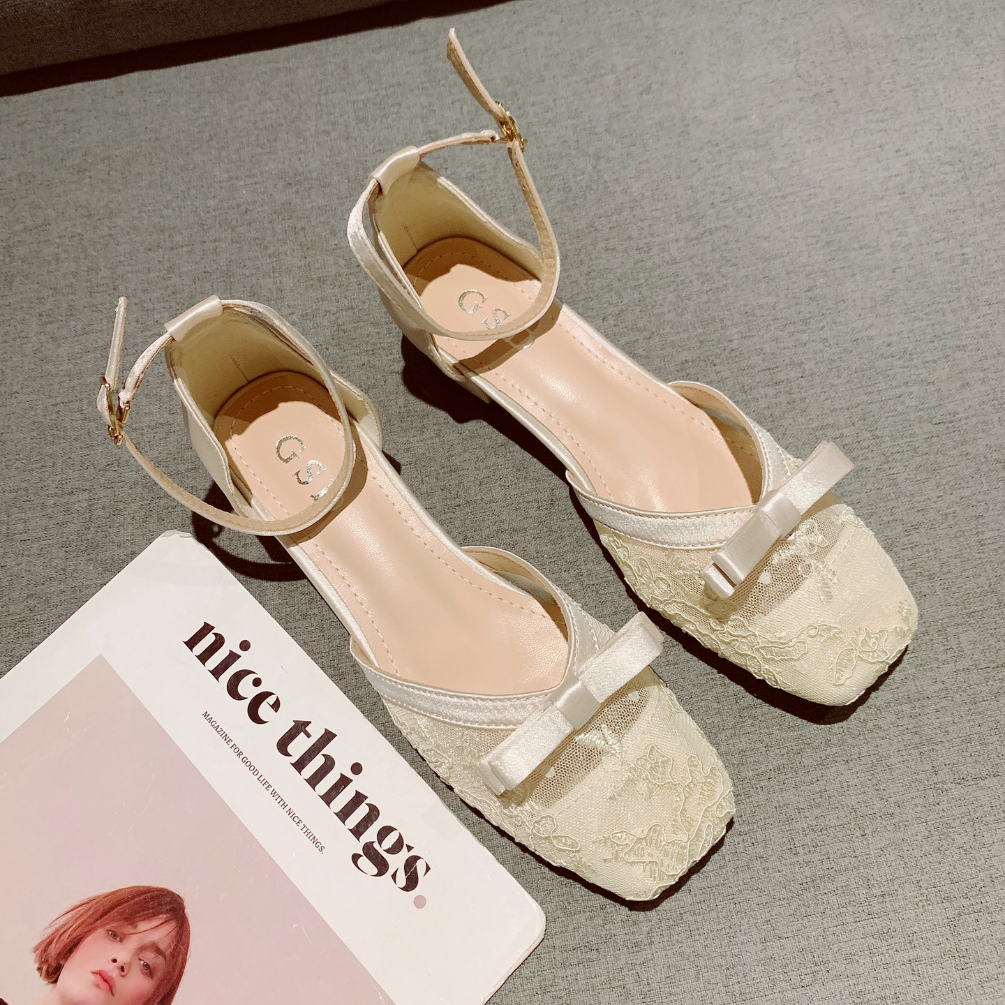 蝴蝶结装饰一字带网纱透气中跟单鞋女2026年新款简约百搭中空凉鞋