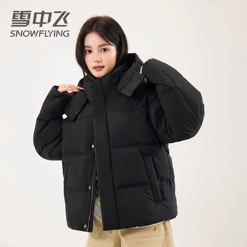 雪中飞25年冬新款女士短款可脱卸帽修身保暖百搭加厚羽绒服